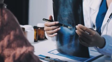 Tıp doktorlarıyla hastanede çalışan doktor.