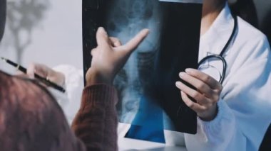 Doktor muayenehanedeki hastanın röntgenini gösteriyor. tıbbi ve sağlık hizmeti kavramı.