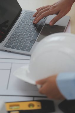 Modellik ve planlama alanında ortaklık ve mühendislik araçlarıyla çalışmak üzere proje için mühendis veya mimar toplantısının inşaat ve yapı konsepti, her iki şirket için de sözleşme.