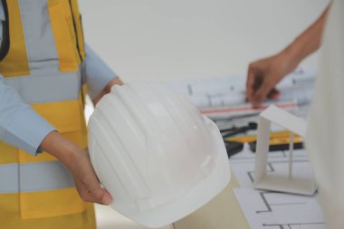 Modellik ve planlama alanında ortaklık ve mühendislik araçlarıyla çalışmak üzere proje için mühendis veya mimar toplantısının inşaat ve yapı konsepti, her iki şirket için de sözleşme.