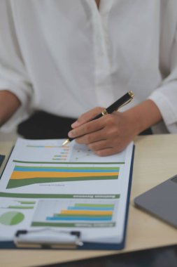 İş Belgeleri, Denetçi iş kadını arama belgesini kontrol ediyor yasal evrak hazırlıyor veya analiz için rapor hazırlıyor Vergi zamanı, muhasebeci Belgeleri iş yerindeki veri ortaklığı anlaşması anlaşması anlaşması anlaşması