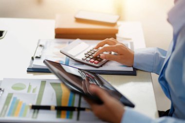 İş Belgeleri, Denetçi iş kadını arama belgesini kontrol ediyor yasal evrak hazırlıyor veya analiz için rapor hazırlıyor Vergi zamanı, muhasebeci Belgeleri iş yerindeki veri ortaklığı anlaşması anlaşması anlaşması anlaşması