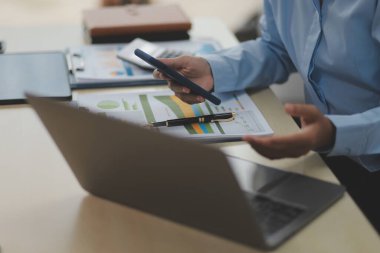 İş Belgeleri, Denetçi iş kadını arama belgesini kontrol ediyor yasal evrak hazırlıyor veya analiz için rapor hazırlıyor Vergi zamanı, muhasebeci Belgeleri iş yerindeki veri ortaklığı anlaşması anlaşması anlaşması anlaşması