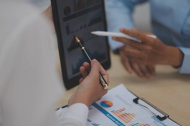 İş Belgeleri, Denetçi iş kadını arama belgesini kontrol ediyor yasal evrak hazırlıyor veya analiz için rapor hazırlıyor Vergi zamanı, muhasebeci Belgeleri iş yerindeki veri ortaklığı anlaşması anlaşması anlaşması anlaşması