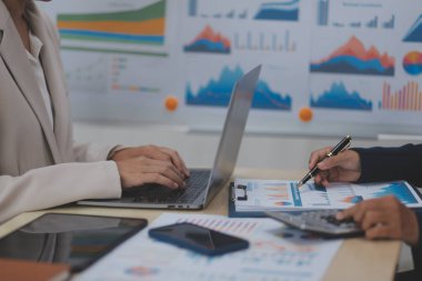 İş Belgeleri, Denetçi iş kadını arama belgesini kontrol ediyor yasal evrak hazırlıyor veya analiz için rapor hazırlıyor Vergi zamanı, muhasebeci Belgeleri iş yerindeki veri ortaklığı anlaşması anlaşması anlaşması anlaşması