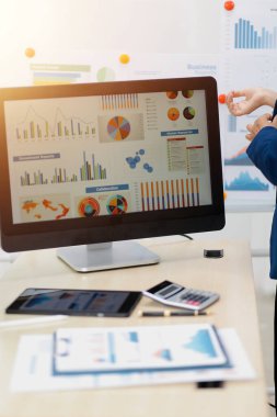 İş Belgeleri, Denetçi iş kadını arama belgesini kontrol ediyor yasal evrak hazırlıyor veya analiz için rapor hazırlıyor Vergi zamanı, muhasebeci Belgeleri iş yerindeki veri ortaklığı anlaşması anlaşması anlaşması anlaşması