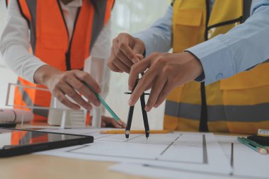 Modellik ve planlama alanında ortaklık ve mühendislik araçlarıyla çalışmak üzere proje için mühendis veya mimar toplantısının inşaat ve yapı konsepti, her iki şirket için de sözleşme.