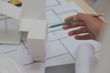 Modellik ve planlama alanında ortaklık ve mühendislik araçlarıyla çalışmak üzere proje için mühendis veya mimar toplantısının inşaat ve yapı konsepti, her iki şirket için de sözleşme.