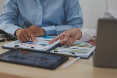 İş Belgeleri, Denetçi iş kadını arama belgesini kontrol ediyor yasal evrak hazırlıyor veya analiz için rapor hazırlıyor Vergi zamanı, muhasebeci Belgeleri iş yerindeki veri ortaklığı anlaşması anlaşması anlaşması anlaşması