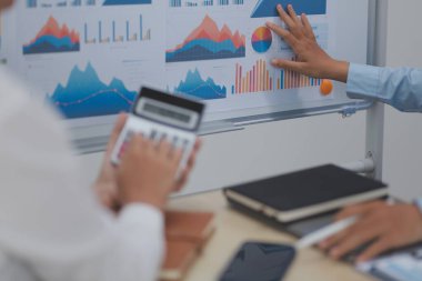 İş Belgeleri, Denetçi iş kadını arama belgesini kontrol ediyor yasal evrak hazırlıyor veya analiz için rapor hazırlıyor Vergi zamanı, muhasebeci Belgeleri iş yerindeki veri ortaklığı anlaşması anlaşması anlaşması anlaşması