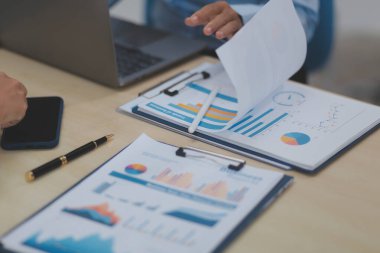 İş Belgeleri, Denetçi iş kadını arama belgesini kontrol ediyor yasal evrak hazırlıyor veya analiz için rapor hazırlıyor Vergi zamanı, muhasebeci Belgeleri iş yerindeki veri ortaklığı anlaşması anlaşması anlaşması anlaşması