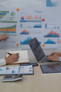 İş Belgeleri, Denetçi iş kadını arama belgesini kontrol ediyor yasal evrak hazırlıyor veya analiz için rapor hazırlıyor Vergi zamanı, muhasebeci Belgeleri iş yerindeki veri ortaklığı anlaşması anlaşması anlaşması anlaşması