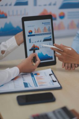 İş Belgeleri, Denetçi iş kadını arama belgesini kontrol ediyor yasal evrak hazırlıyor veya analiz için rapor hazırlıyor Vergi zamanı, muhasebeci Belgeleri iş yerindeki veri ortaklığı anlaşması anlaşması anlaşması anlaşması