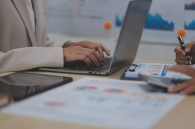 İş Belgeleri, Denetçi iş kadını arama belgesini kontrol ediyor yasal evrak hazırlıyor veya analiz için rapor hazırlıyor Vergi zamanı, muhasebeci Belgeleri iş yerindeki veri ortaklığı anlaşması anlaşması anlaşması anlaşması