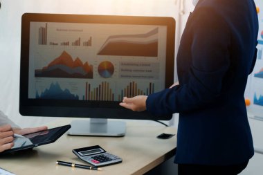 İş Belgeleri, Denetçi iş kadını arama belgesini kontrol ediyor yasal evrak hazırlıyor veya analiz için rapor hazırlıyor Vergi zamanı, muhasebeci Belgeleri iş yerindeki veri ortaklığı anlaşması anlaşması anlaşması anlaşması