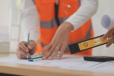 Modellik ve planlama alanında ortaklık ve mühendislik araçlarıyla çalışmak üzere proje için mühendis veya mimar toplantısının inşaat ve yapı konsepti, her iki şirket için de sözleşme.