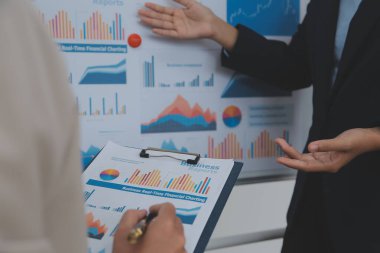 İş Belgeleri, Denetçi iş kadını arama belgesini kontrol ediyor yasal evrak hazırlıyor veya analiz için rapor hazırlıyor Vergi zamanı, muhasebeci Belgeleri iş yerindeki veri ortaklığı anlaşması anlaşması anlaşması anlaşması