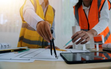 Modellik ve planlama alanında ortaklık ve mühendislik araçlarıyla çalışmak üzere proje için mühendis veya mimar toplantısının inşaat ve yapı konsepti, her iki şirket için de sözleşme.