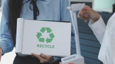 Takım elbiseli kadın kağıt yazıyor.