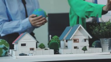 Ev ve iş modeli olan minyatür insanlar, gayrimenkul kavramı olan
