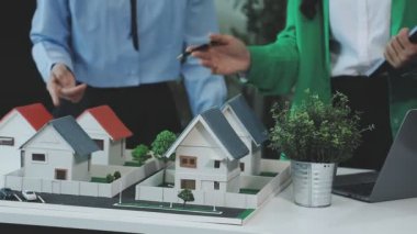 Emlak konsepti, iş adamı ve model ev