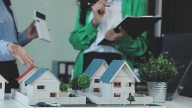 Emlakçıyla adam evi tartışıyor..