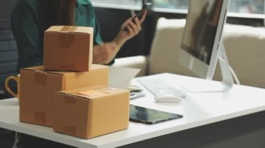 Dizüstü bilgisayarda çalışan iş adamları, çevrimiçi dağıtım servisi ve paketleme kutusu