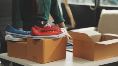 Mağazada ayakkabı seçen bir adam