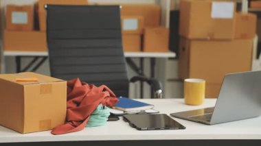 Evde çalışan adam..