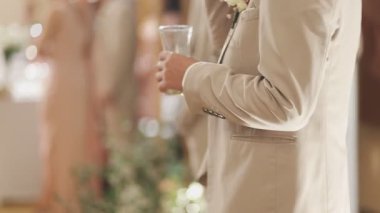 Gelin ve damat şampanya bardağı tutan