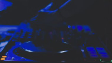 DJ ile bir kulüpte DJ 'lik yapıyorum.