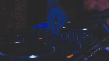 DJ gece kulübünde renkli dumanla müzik çalıyor.