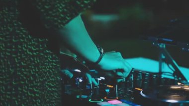 DJ gece bir partide mikser çalıyor.