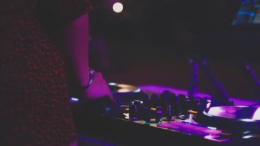 Bir DJ gece kulübünde bir konsol çalar