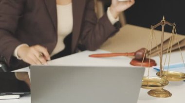 Avukat, avukat ya da yasal evraklarla çalışan hukuk bürosu. Hukuk kavramı