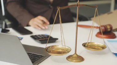 Avukat, avukat ya da avukat terazi, tokmak, yasal belgeler ve hukuki tavsiyelerle çalışıyor. yasal danışmanlık ve hukuk hizmetleri.