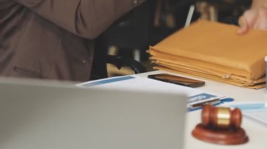 Ofiste çalışan genç bir işadamı.