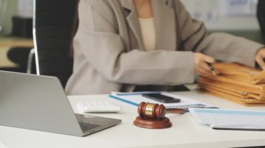 İş kadını ofiste çalışıyor.