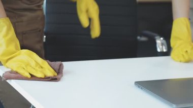 Bir kadının eli mutfakta bez ve bez tutuyor.