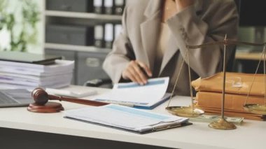 Bir belgeyle çalışan iş kadını