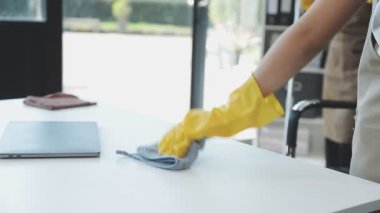 Ofiste dizüstü bilgisayar kullanarak kadının elini kapat.