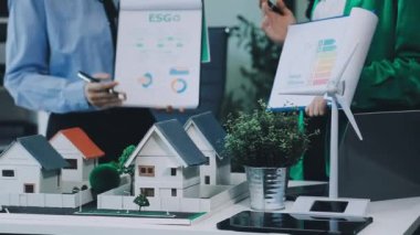 İş ekibi ofiste yeni bir ev üzerinde çalışıyor.