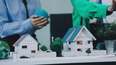 Evin modeli bir model ev tutuyor. Gayrimenkul konsepti, ev almak ve yeni ev almak..