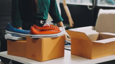 Dükkanda ayakkabılı bir adam var.