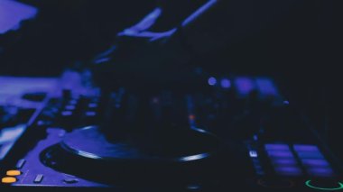 Profesyonel DJ gece sahnede müzik çalıyor..