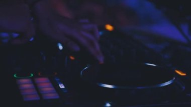 Profesyonel DJ bir gece kulübünde karıştırıcı ile karıştırıcı çalıyor