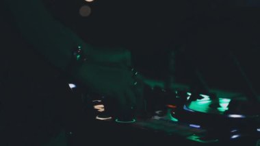 DJ karıştırıcı ile dj karıştırıcı