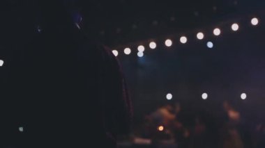 Siyah arka planda dans eden adam