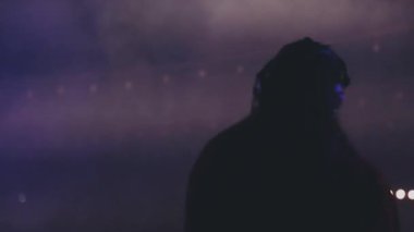 Siyah elbiseli, gitarlı bir adam.