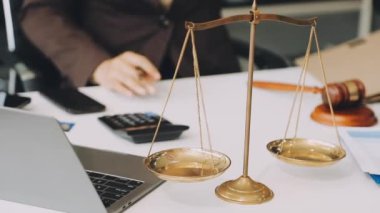 İş ve finans kavramı - Yargıç tokmağı ve para